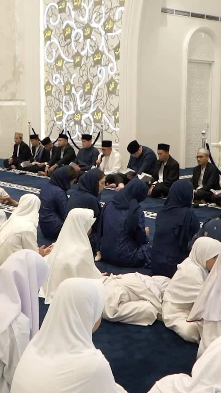 エリック・トヒルのインスタグラム：「Haul adalah momen bagi kami mengenang kembali segala kebaikan dan nilai-nilai yang telah diajarkan almarhum ayah kami H. Mochammad Thohir.  Beliau meninggalkan keteladanan yang sangat berharga bagi kami anak-anaknya.   Ya Allah, berikanlah ampunan, kasih sayang, afiat, dan maaf untuk ayah kami. Turunkanlah rahmat, ampunan, dan syafa’at baginya.」