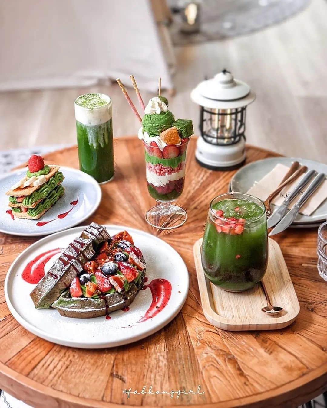 Matchæologist®さんのインスタグラム写真 - (Matchæologist®Instagram)「Indulging in #MatchaDesserts bliss, one bite at a time. 😋 Shoutout to @fabkonggirl for sharing with us this Matcha 🍓 Strawberry Party! 🎉 Hands up if you most definitely want to be a part of it! . Don’t forget to share your #MatchaCreations with us by tagging @Matchaeologist to spread the matcha love! 💚 . For premium-quality artisanal matcha 🍵, please visit Matchaeologist.com. . 👉 Click our bio link @Matchaeologist . Matchæologist® #Matchaeologist Matchaeologist.com」11月5日 23時18分 - matchaeologist