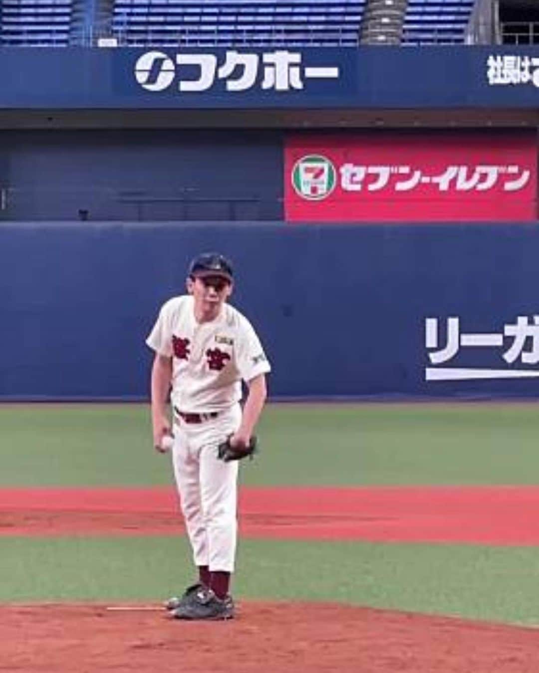 鰻和弘さんのインスタグラム写真 - (鰻和弘Instagram)「【そういえば先月】  阪神タイガース日本一。嬉しいなぁと思いながら、ふと思う。  京セラかぁ〜あれ？そういえば少し前の10月CS前に野球した所や。 投げさせてもらった所で日本一。 同じ場所とは思えない。いや、同じ場所とどうしても信じられない。  #この時4年ぶりの野球 #新幹線で大阪向かってる時に先発と知る #なんとか4回投げましたが #珍事件 #4年ぶりに履いたスパイク #くっしんした時スパイクの底割れる #気にせずマウンドへ #投げるたびに違和感 #マウンドに黒い塊落ちてる #なんやろうと見るとスパイクの裏のポイント #びっくりした #劣化で投げる度に裏のポイントが取れるんです #プラスチックが割れるんです #割れる度に毎回拾う #ポケットポイントでパンパン #こんなやついない #4回投げ終わり残ったスパイクのポイントは1個 #右かかとの1個 #終わりでスパイク捨てました #そんな思い出が強すぎて」11月5日 23時19分 - unaginigaoe