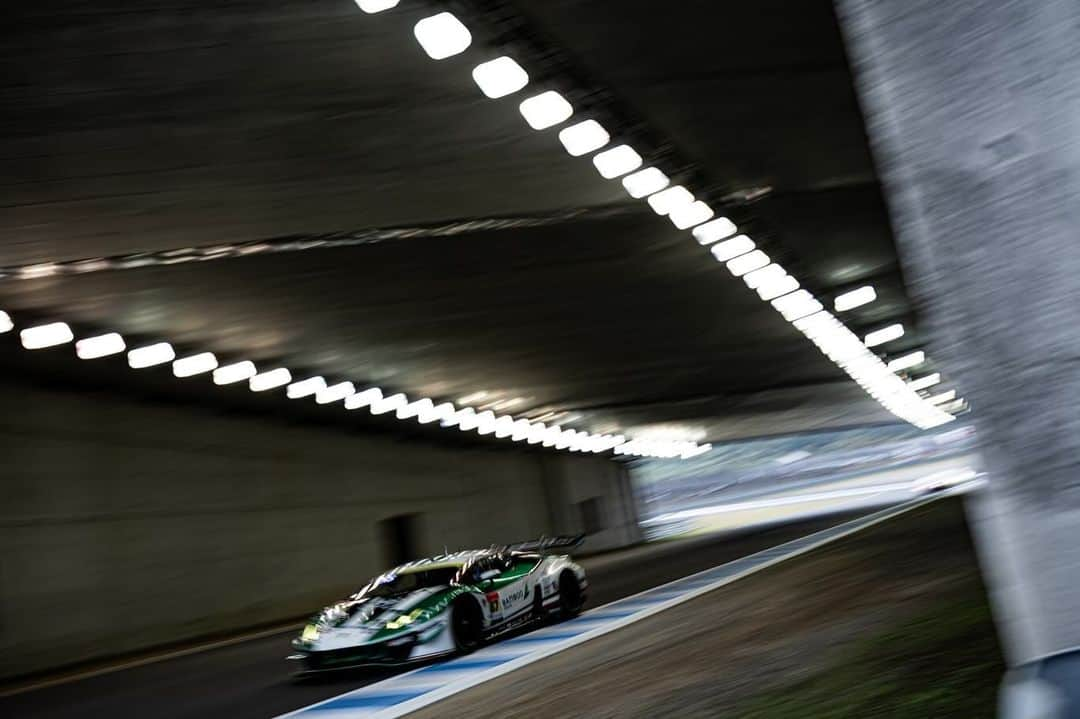 松浦孝亮さんのインスタグラム写真 - (松浦孝亮Instagram)「Super GT Rd.8 モビリティリゾートもてぎ　決勝　P21  2023年も沢山の応援をありがとうございました。 最終戦は、エンジントラブルで序盤に参戦離脱。 完走はしたものの、21位ゴールでした。 チームメイトの88号車が優勝し、Huracan Evo2のポテンシャルを証明してくれました。 Huracanはここもてぎとの相性も良く、去年の最終戦は我々が2位フィニッシュでした。 ガチンコの難しいレースを、88号車が優勝してくれチームの士気は更に高くなったと思います。 2024年の体制などはまだ決まっていませんが、また来年もこのSuper GTで走りたいと思いますので、その時は応援宜しくお願い致します。 #lamborghini #lamborghinihuracangt3 #supergt #jloc #alpinestars #yokohamatire」11月5日 23時20分 - ko_matsuura