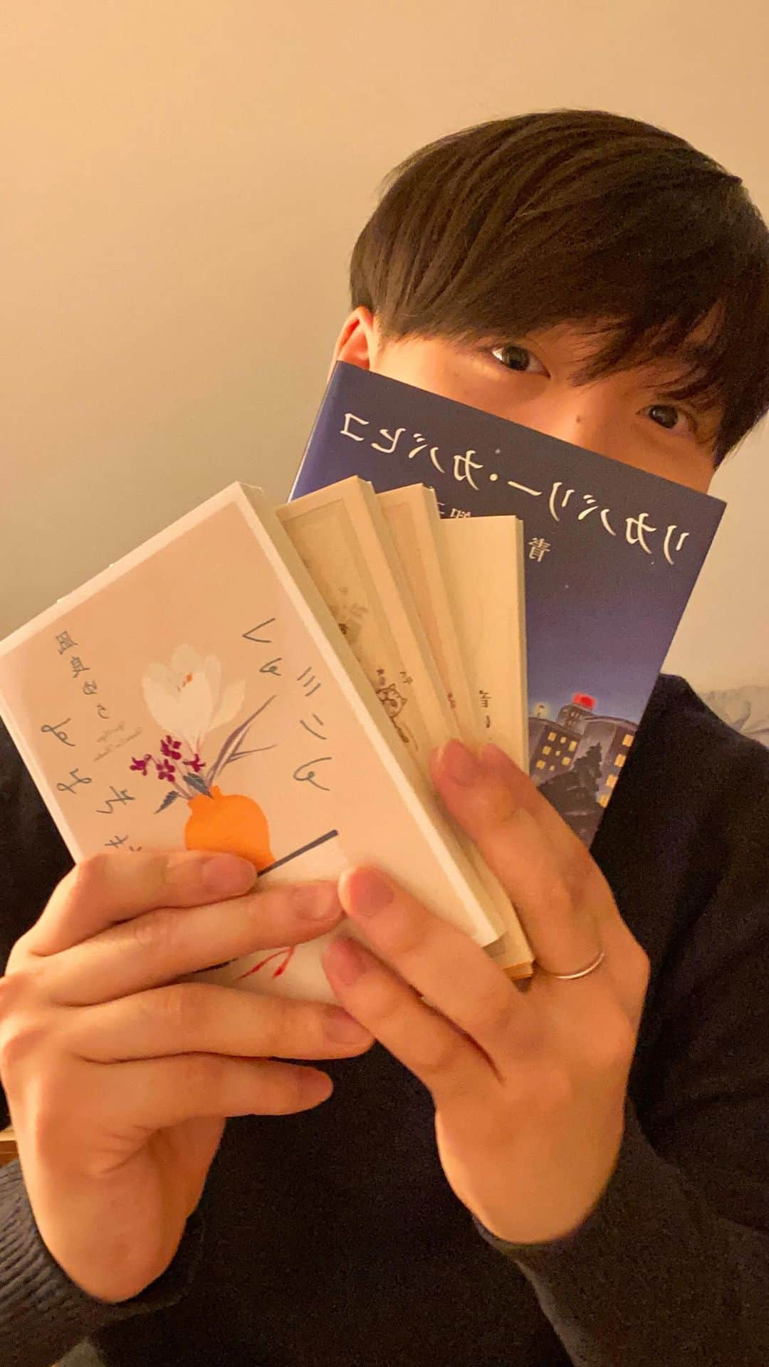 くうのインスタグラム：「みなさんこんばんは！くうです📚✨  読書LIVEへのご参加､アーカイブのご視聴いつもほんと〜にありがとうございます☺️✨  今夜もまったり読書LIVEさせて頂きました🌙  そして、11月に入りましたがまだ日中は暑い日が続いてますね☀️ (夜は冷えるから服装がむずかしい笑)  季節の変わり目、お互い体調に気をつけて素敵な読書の秋を過ごせますように🍁  また明日からお互い無理のない範囲で頑張っていきましょ〜☺️✨」