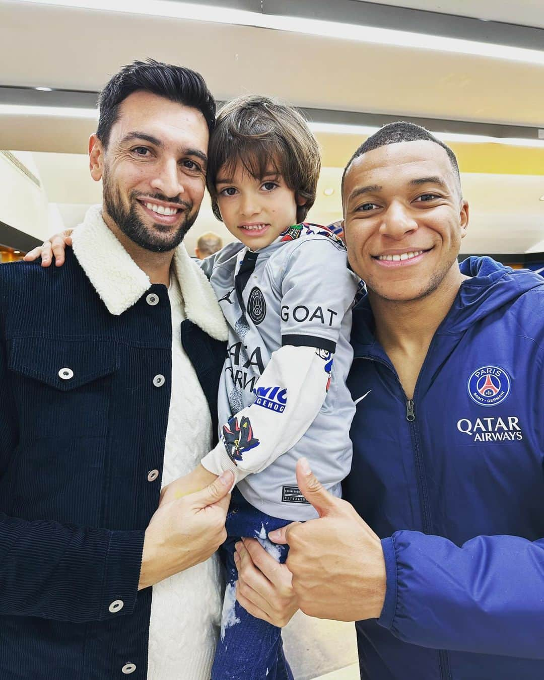 ハビエル・パストーレさんのインスタグラム写真 - (ハビエル・パストーレInstagram)「Su primera vez al PARC DES PRINCES de grande 😉❤️💙 Santiago feliz . Gracias @psg gracias @k.mbappe」11月5日 23時20分 - flacojp27