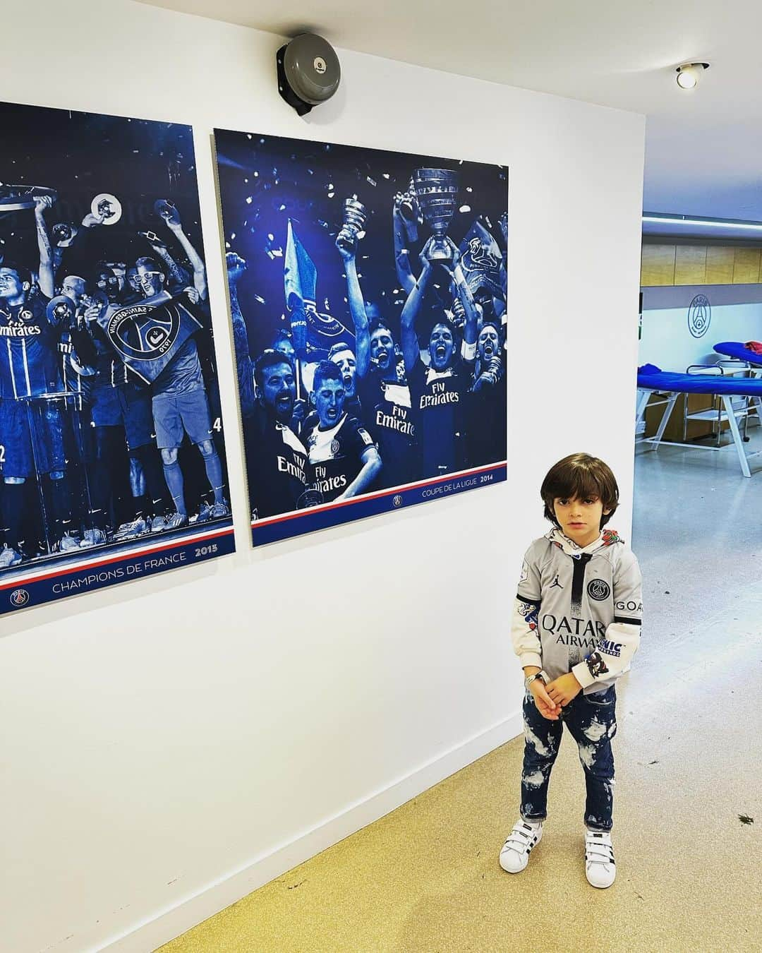 ハビエル・パストーレさんのインスタグラム写真 - (ハビエル・パストーレInstagram)「Su primera vez al PARC DES PRINCES de grande 😉❤️💙 Santiago feliz . Gracias @psg gracias @k.mbappe」11月5日 23時20分 - flacojp27