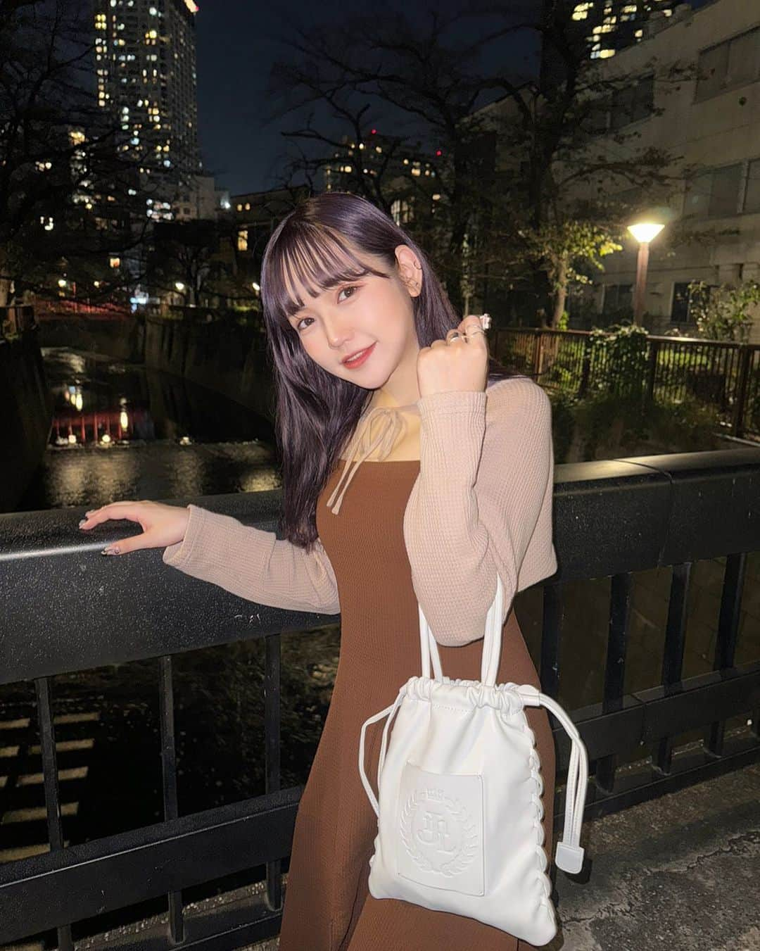 戸田ころね さんのインスタグラム写真 - (戸田ころね Instagram)「new bag⚪️👜  @jumelle_jp   #提供 #バッグ #ハンドバッグ #ホワイトコーデ #秋コーデ #巾着バッグ」11月5日 23時26分 - toda.corone