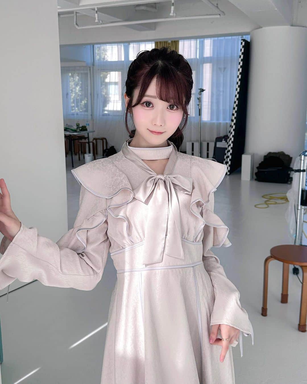 のインスタグラム：「胸きゅんワンピ集💓☃️❄️ 冬の淡いカラーってほんとにかわいい…♡  ☑︎ジャガードワンピ The お嬢様ワンピ🤍 ふわっと広がるフレアシルエットが綺麗で上品で🥺✨ リボンなしで着ても可愛いです🎀  ☑︎ニットドッキングワンピ 王道モテワンピ🤍 上がブラウス、切り替えでニットになってるよ🫶🏻 身体のラインがきゅっと綺麗に見えます💕  ポップアップ開催まであと3日だ❕✨✨ pop-up store 11/8 〜 web store 11/8 20:00〜☃️ #RoseMuse」