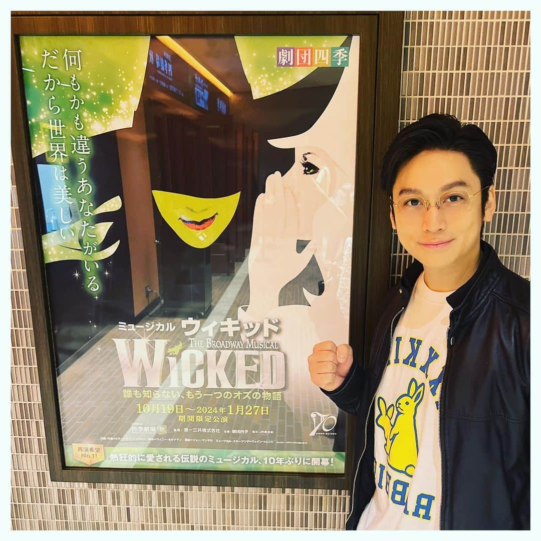 崎本大海さんのインスタグラム写真 - (崎本大海Instagram)「. 劇団四季『Wicked』観劇 . 2007年の初演を観て以来 人生で最もぼくの心に残っている作品 と言えるのがこの『ウィキッド』です . あまりの人気に初回抽選は落ちましたが なんとかチケットを購入することができ 本当にずっと楽しみにしてきました！ . 初演では一幕の幕切れで涙が止まらず 幕間に立ち上がれないほど感動しました それ以来、落ち込んだ時や、迷いを抱えた時には サントラを聞き元気をもらってきたものです。 それだけに今日は感激でもう、、 ずーっと胸がいっぱいでした！！ . この作品はオズの魔法使いの裏話として 「良い魔女」「悪い魔女」と言われた 二人の親友の間に起きた青春ドラマ 何よりの魅力は最高の楽曲だと思ってます . ビッグナンバーだけでなく、 間違いなく、全てが名曲。 そしてキャストの方々の素晴らしい歌唱力にも ほんとうに感謝感激でした！！ ありがとうございました。 . 純粋に心の底から楽しめる 全てを忘れる事ができる 精神が洗われる瞬間を与えてくれる エンターテイメントというものの価値を 改めて実感できました . 皆さまもそういう時間、 大切にしてくださいね . #wicked  #ウィキッド  #劇団四季ウィキッド」11月5日 23時33分 - hiromi.s0823