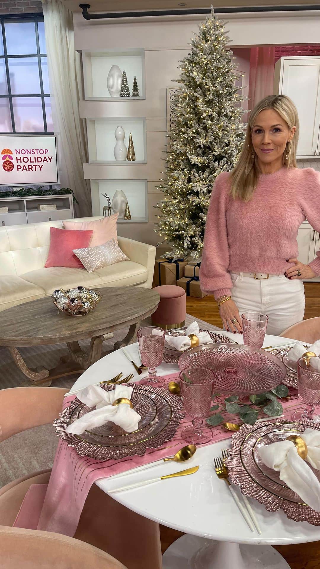 ジェニー・ガースのインスタグラム：「I love going to the QVC Headquarters and seeing The BFF Collection everywhere! 🩷🎄 #nonstopholidayparty #qvc #holidaydecor #bff」