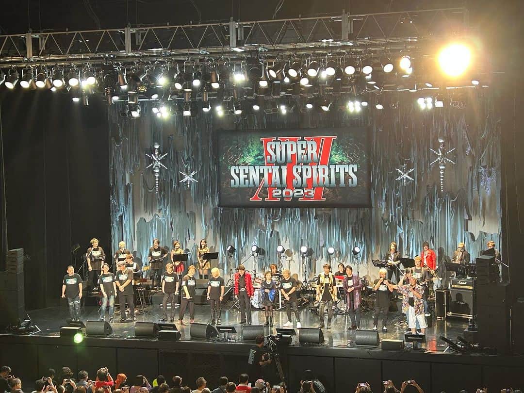 のインスタグラム：「レッドターボの佐藤健太さんからお誘いされスーパー戦隊魂2023に行く。 今日は20世紀シリーズの歌なので一番気持ちが良い感じ。 青春そのものの歌ばかりでずーっと興奮。 作品によっては当時撮影現場にお邪魔してたから本当に青春なのですよ。  今日、改めて感じたのは、ささきいさおさんのカッコ良さ。 声がスタローンだからね。 スタローンもゴレンジャーもヤマトも自分の青春だし、スタローンは今も楽しませてもらっている。 ささきさんの声は良い、かっこよすぎ。  ご近所さんの影山ヒロノブさん、凄かったな！ 空気感を変えたもん。 パワー、迫力、エネルギー、とにかく凄かった。 ロックだよ、影山さん。  佐藤健太さんは人の良さが伝わってくる。 宣伝NGなのに、思いっきり来月の東京コミコン宣伝をしてくれた。 観客で行ってるのに自分の名前が出るとドキドキするね。 来月の東京コミコン、宜しくお願いしまーす。  とにかく皆さん素敵でした。 串田さん、舞台共演した石原さん、皆さん良かったー。 司会のショッカーさんも良かったー。  ヒーローソングは脳内麻薬が飛び出るから興奮する。 今夜眠れるかな？  #スーパー戦隊魂2023 #戦隊シリーズ #戦隊ヒーロー #アニソン #ヒーローソング #特撮ソング #昭和特撮」