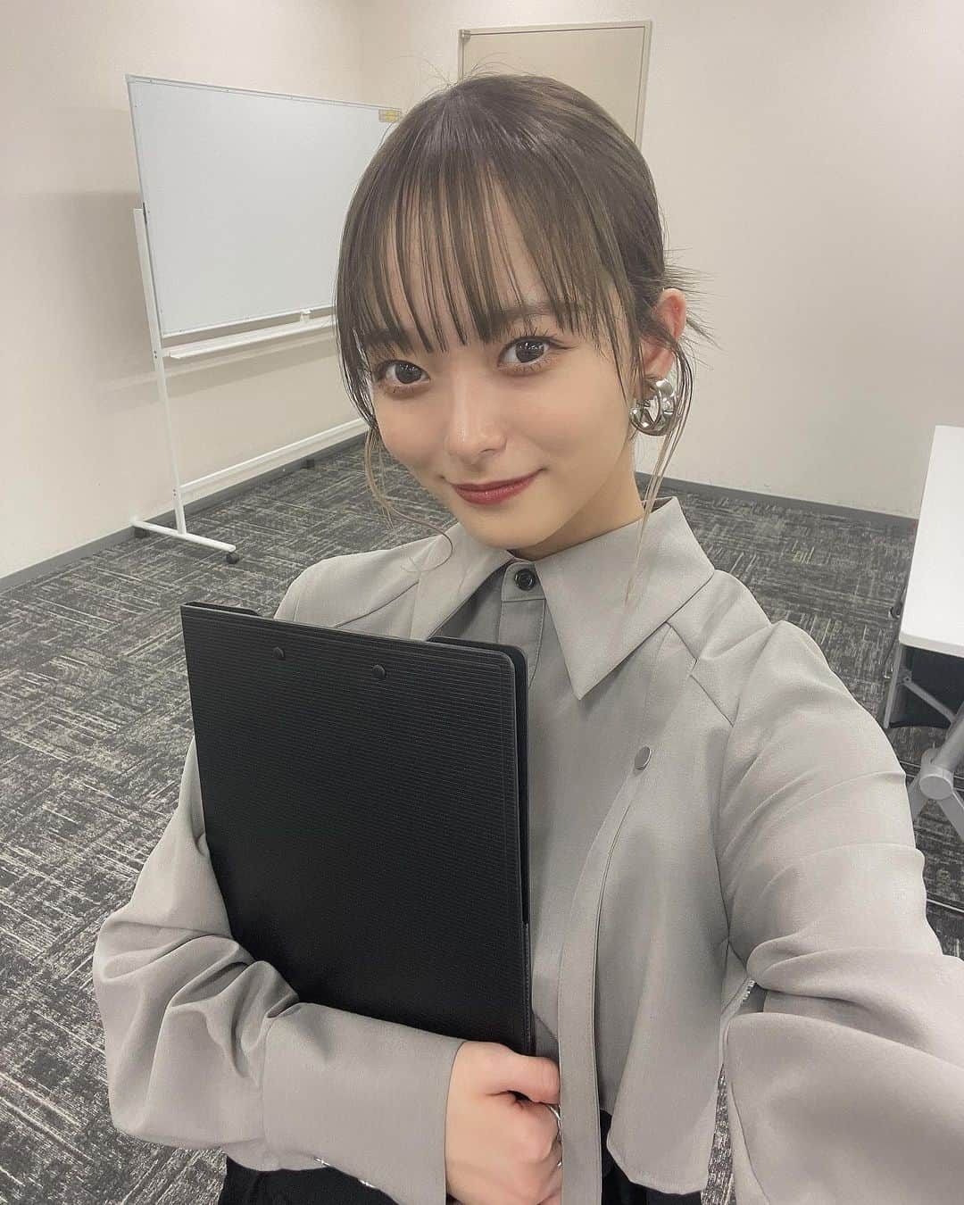 宇井優良梨さんのインスタグラム写真 - (宇井優良梨Instagram)「⁡ 【キラチャレ2023】決勝大会 ⁡ ゲストMC.ゲストモデルを務めさせて頂きました🙇🏻‍♀️✨ ⁡ 参加者の皆さまの今日までの努力、勇気、 キラキラした目と熱気に沢山のパワーを頂きました…！！ 7年前、夢に一歩近づく事ができたきっかけであるキラチャレに、 こうしてMCとして出演させて頂くことができてとても嬉しかったですし、感慨深いなあと思いました…。 ありがとうございます☺︎ ⁡ 今日一日、MCとしてご一緒させて頂いたMC KENSAKUさん、 私がキラチャレを受けたときもMCをされていて、そのKENSAKUさんとご一緒させて頂けて光栄でした、、 初めてのMCでとても緊張していたのですが、それが解けるような言葉をかけてくださって、楽しくさせて頂きました！！ ⁡ 伊藤一朗さん、MC KENSAKUさん、FAKYさん、 お写真ありがとうございました🙇🏻‍♀️✨ ⁡ なんとまりあちゃんとこはるが駆けつけてくれたのです🥺 こはると写真撮れなくてお互いに後悔、、笑 2人ともありがとう😭🫶🏼 ⁡ 思い入れのあるキラチャレのMCをさせて頂けて幸せでした☺︎ 今日は本当に素敵な経験をありがとうございました！！🙇🏻‍♀️💐 ⁡ #キラチャレ2023 #GENIC #宇井優良梨」11月5日 23時42分 - yurari722