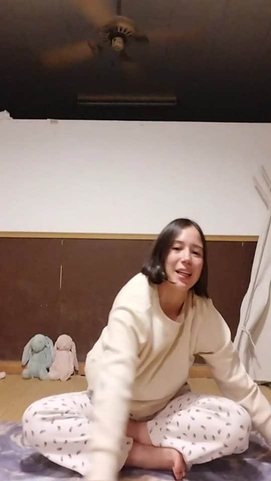 市場紗蓮のインスタグラム：「044/100  呼吸できる身体をつくっていこうプロセスが着々と進んで、４４日目になりました。  眠れるように、と言ってるけど、朝もおすすめです。  胸も背中もひらいて。  いまここにあることだけを考える時間の大切さと気持ちよさをシェアできたらいいな。  おやすみなさい。」