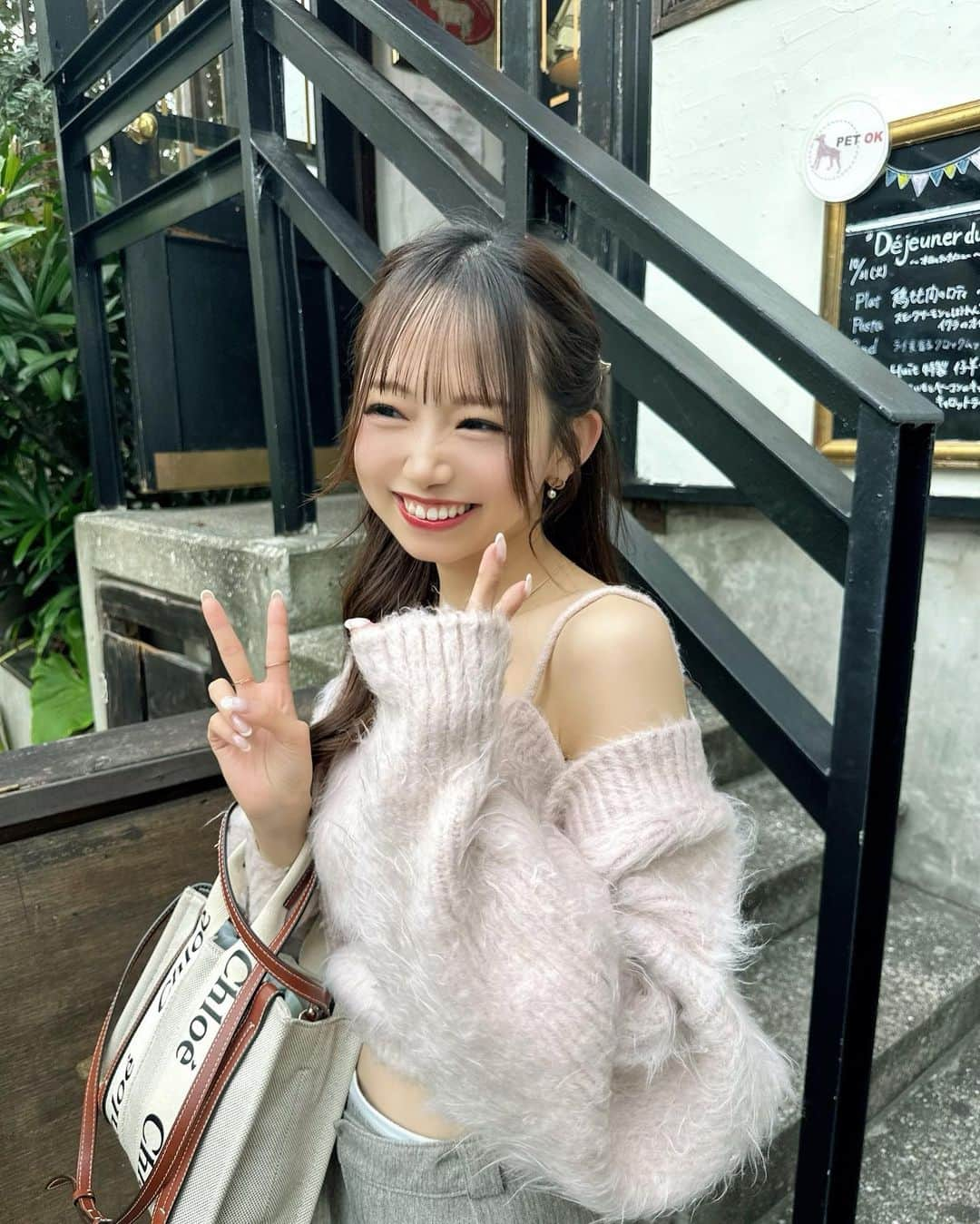 畑美紗起のインスタグラム：「この、コート着ないで外でれる 気温がすごくいいな…🫶🏻🩷💕  このベビーピンクのニットお気に入りすぎる🧶🎀 ふわふわもこもこすきでしょ〜？  #ニット #スナイデル #コーデ #コーディネート #ファッション #ファッションコーデ #冬コーデ #秋コーデ #畑美紗起 #みちゃしふく #fashion #fashionstyle #fashionista #coordinate #me #shooting #ootd #knit」