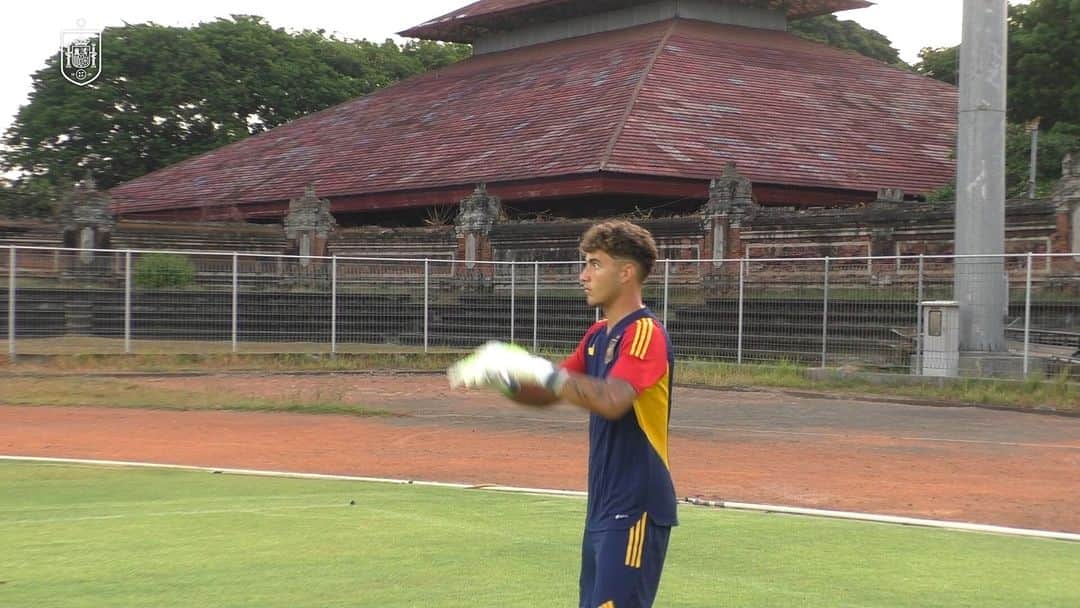 サッカー スペイン代表チームのインスタグラム：「🏟 𝗨𝗻 𝗲𝗻𝘁𝗼𝗿𝗻𝗼 𝗱𝗶𝗳𝗲𝗿𝗲𝗻𝘁𝗲 𝗮𝗻𝘁𝗲𝘀 𝗱𝗲 𝘃𝗶𝗮𝗷𝗮𝗿 𝗮 𝗦𝘂𝗿𝗮𝗸𝗮𝗿𝘁𝗮   ✈️ La @SEFutbol sub-17 se ha entrenado por última vez en Bali   🔜🇮🇩 #U17WC」