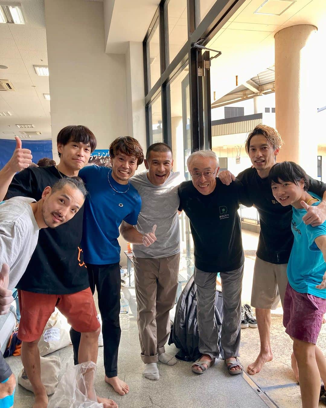 伊東秀和のインスタグラム：「. Rocky 30th Anniversary Party 🎉  Congratulations💫 ゲストクライマーとして参加してきました。30周年本当におめでとうございます！ クライミングを始めた28年前。船橋ロッキーから全てが始まりました。店番もやっていた時期があります。 自分の土台となった最初の2年は、多くの時間を船橋ロッキーの壁で過ごしたと思います。 全ての年代やレベルの人たち、全員が楽しめるジム日本No,1だと思います。これからも沢山の人達を楽しませてください。自分も登りに行きます😁 ちなみにゲストだったので、決勝ラウンドから参加。 フットホールドは見逃すし、みんなが持っている所も気がつかなかったりでしたが楽しい時間でした。１つは登れて良かった。パーティーの後に登り始めたら結局最後まで楽しんじゃいました💫 帰宅してから、ふとポスター見たら真ん中自分じゃん🤣サイン＆メッセージ書く時、自分に気がついてなくて他の所に書いちゃったよ💦昔のインスタ見たら出てきた。 いろんな衰えを感じた1日。目が見えてないんだな、、🤨 とにかく楽しい1日ありがとうございました！同窓会みたいで最高でした。 @funabashirocky  @inzairocky  @raffinee_orientalbio  @mammut_japan  @a_climbing_jp  @camp1889outdoor」