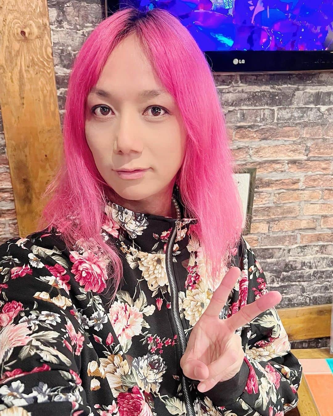 靖乃のインスタグラム：「特別な日に履くAJ6 昨日のカフェドノッティも皆様ありがとうございました🌟 いやぁ〜、吐くほど飲んだ(実際に吐いた🤮笑) コレに懲りずまた遊びにいらして下さいまし🙇🏻🙇🏻🙇🏻  #靖乃 #ハイダンシークドロシー #淡路島 #ピン毛」