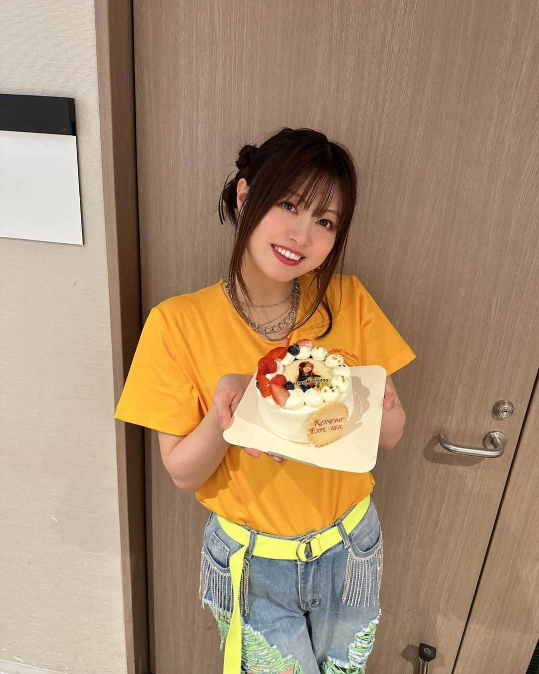 鈴木このみのインスタグラム：「「鈴木このみ Birthday Live 2023 〜CHEERS BURGER〜」 本当に本当に本当に！有難うございましたーーーーっ！！！  ああもう！涙も笑顔もまるっと見せちゃった。そんな今日が愛おしいのは、あなたがいるからです。いつも有難う。  次のスタンディングライブも心よりお待ちしております☺️チャキチャキ☺️  #このみんバーガー #ケーキを食べてますなう🍰 #胃ンスタグラム復活」