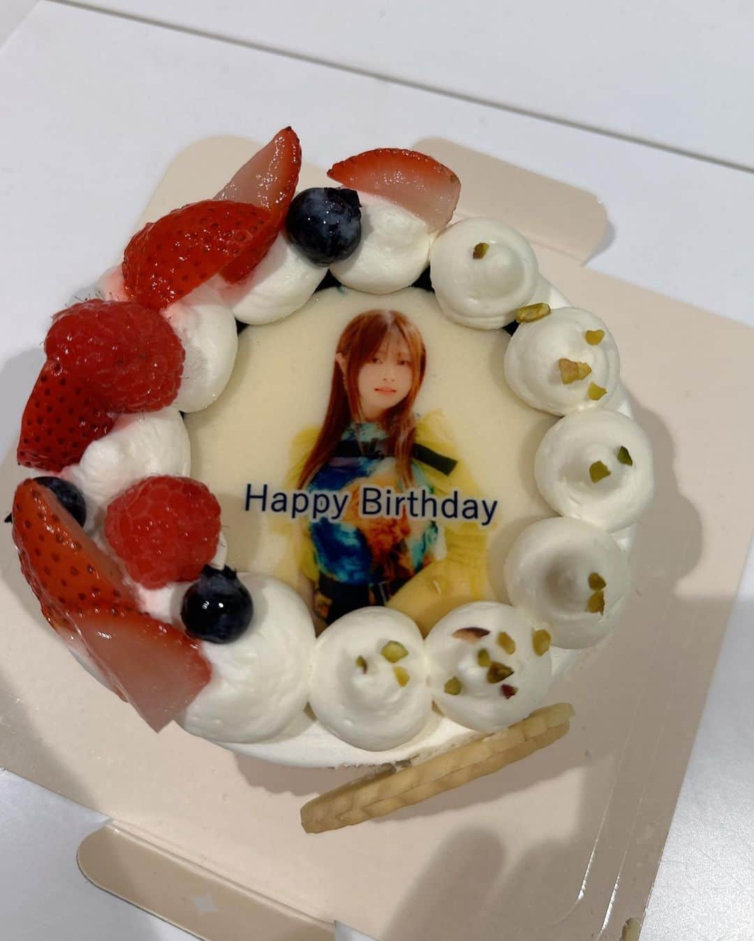 鈴木このみさんのインスタグラム写真 - (鈴木このみInstagram)「「鈴木このみ Birthday Live 2023 〜CHEERS BURGER〜」 本当に本当に本当に！有難うございましたーーーーっ！！！  ああもう！涙も笑顔もまるっと見せちゃった。そんな今日が愛おしいのは、あなたがいるからです。いつも有難う。  次のスタンディングライブも心よりお待ちしております☺️チャキチャキ☺️  #このみんバーガー #ケーキを食べてますなう🍰 #胃ンスタグラム復活」11月6日 0時06分 - konomin_official