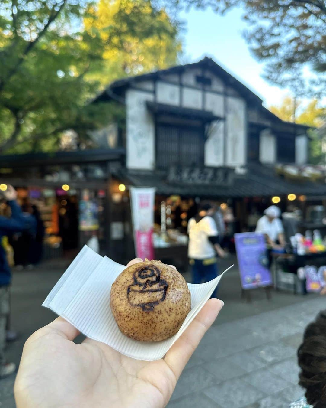 坂本夏海さんのインスタグラム写真 - (坂本夏海Instagram)「お出かけしたよ🐶  テラス席ならワンちゃんOKなお蕎麦屋さんがいっぱいあって優しい世界 🌎   #深大寺 #深大寺そば  #鬼太郎茶屋 #犬バカ部  #いぬ  #いぬすたぐらむ  #いぬのいる暮らし  #トイプードル #トイプードル部  #トイプードル男の子  #トイプードルレッド  #イッヌ #調布 #調布グルメ  #お寺  #お寺巡り」11月6日 0時06分 - _nami_sakamoto