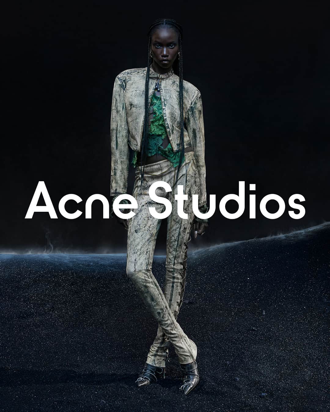 Acne Studiosさんのインスタグラム写真 - (Acne StudiosInstagram)「Crafty leather with a colour palette guided by moss, bark and leaves as seen on @AnokYai. Discover new leather pieces and the iconic #Platt bag, updated with lacing details for FW23.⁣ ⁣ Photographer: @CarlijnJacobs⁣ Stylist: @Leopolda.Duchemin⁣ Hair: @Jawaraw⁣ Make-Up: @Masae__Ito⁣ Set Design: @DavidJamesWhite_⁣ Nails: @Yvett_g」11月6日 0時00分 - acnestudios