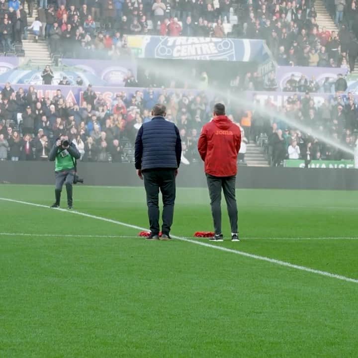 サンダーランドAFCのインスタグラム：「Lest we forget ❤️🤍  🤝 Tony Mowbray and Michael Duff laid poppy wreaths as part of Rememberance Day commemorations prior to our game against Swansea City.   #SAFC」