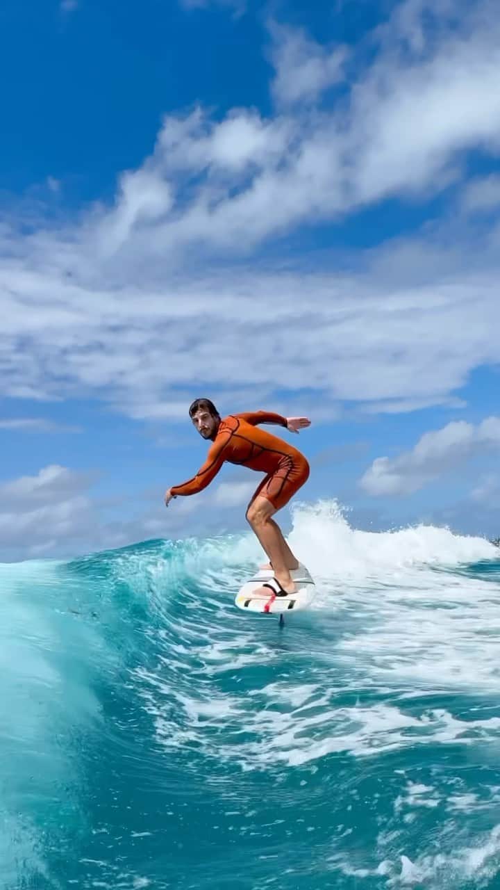 レッドブルのインスタグラム：「@nikolasplytas woke up and chose a 360 world’s first 🏄‍♂️  #redbull #givesyouwiiings #surfing #watersports #wakefoiling」