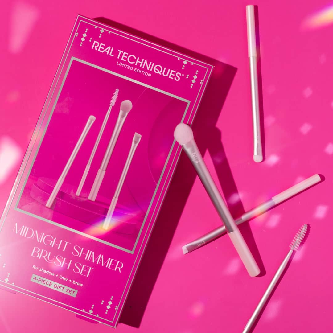 Real Techniquesのインスタグラム：「Shimmer for holiday? Groundbreaking 😉  Create eye + brow looks with the Midnight Shimmer Brush Set that stand out ALL night 💖  Shop now @bootsuk」