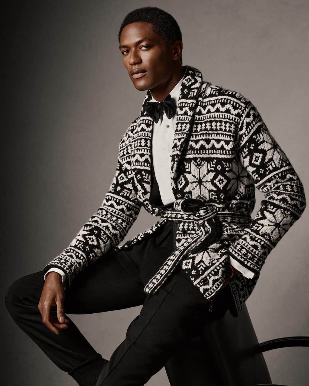Ralph Laurenさんのインスタグラム写真 - (Ralph LaurenInstagram)「The legacy behind Nordic-inspired ski knits inspires #RLPurpleLabel’s shawl-collar cardigan. Made with cashmere sourced from Italy and Scotland, the sweater features a motif that references traditional Nordic patterns.  Discover more from #RLHoliday 2023 via the link in bio.  #RalphLauren #RLEyewear #RLGifts」11月6日 0時00分 - ralphlauren