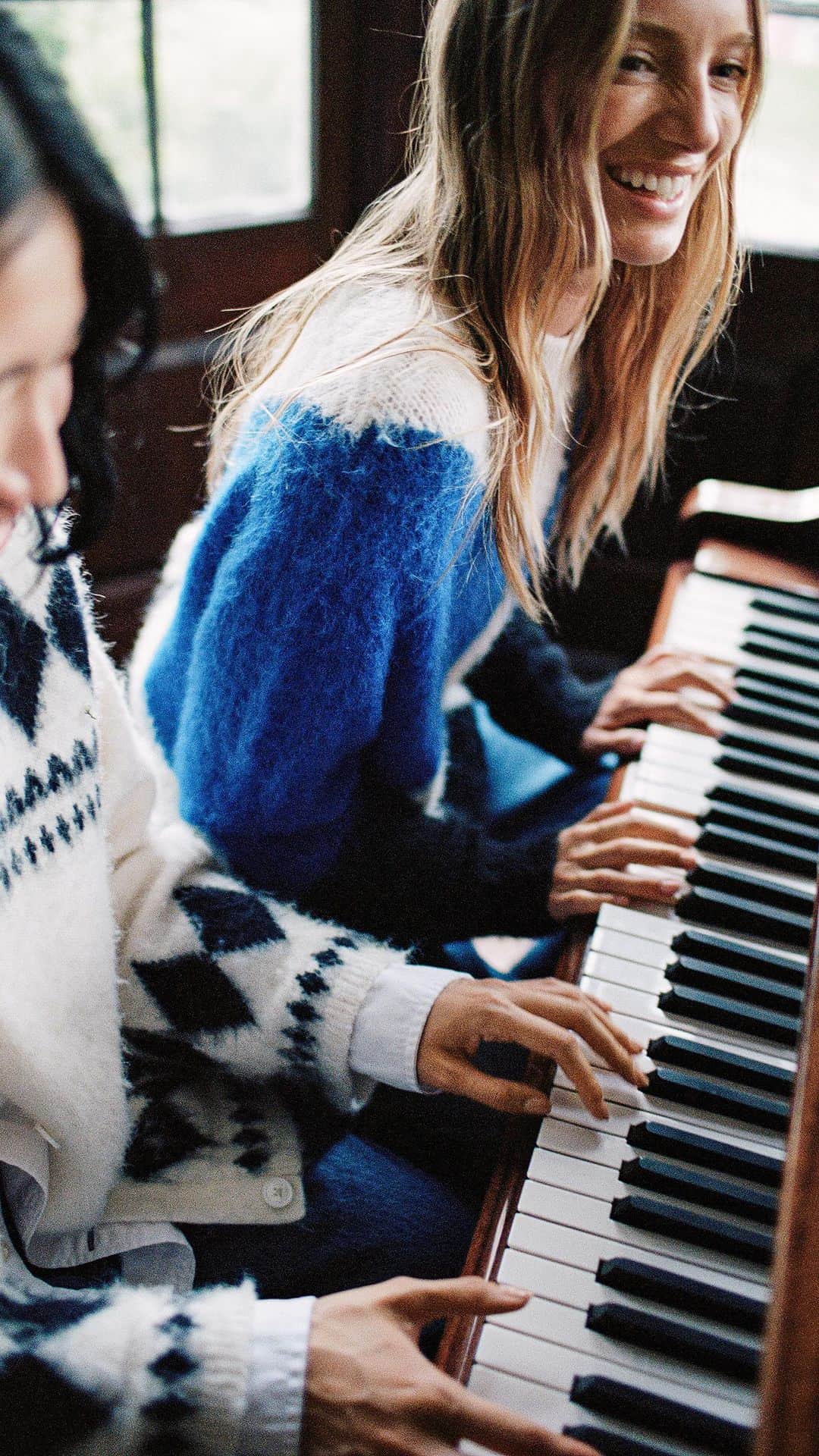 Tommy Hilfigerのインスタグラム：「Cozy corner. Knits to welcome the holiday season.」