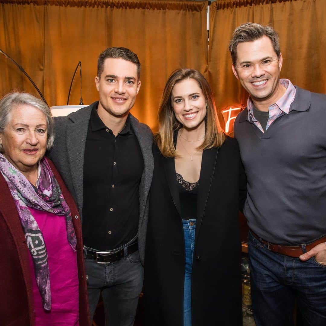 アンドリュー・ラネルズのインスタグラム：「Marnie and Elijah together again! Getting to see Allison Williams made my whole week. What a treasure of a human and an incredible friend. And I got to meet Alexander Dreymon and his sweet mother! Lots of love in Schlimmer. (Which Alexander confirmed is most definitely not a real German town.)」