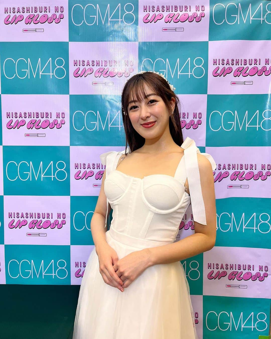 伊豆田莉奈さんのインスタグラム写真 - (伊豆田莉奈Instagram)「ขอบคุณสำหรับงาน 2shot Video วันนี้นะคะ🥹🙏🩷 ทุกคนชอบกันไหมคะ??😳 ได้ถ่ายคลิปแบบสนุก?น่ารัก?ตลก? รึเปล่า??555 ขอบคุณที่มาหาพวกเราในวันนี้นะคะ😌🤍 แล้วสำหรับงาน2shot Video เจอกันที่รอบกรุงเทพอีกนะคะ💚  ♪เวลาทุกวินาทีของเธอมีค่า ก็รู้อยู่แก่ใจ แต่ทำไมมีบางอย่างข้างในร้อง ไม่ยอมเข้าใจ~~ ท่อนที่รินะร้องและทุกคนชอบร้อง5555555  今日の2shotビデオ撮影会来てくれてありずなでした🥹🙏💚 楽しんで貰えましたか？😳 良い感じにビデオは撮れたかな？笑 今日は私達に会いに来てくれてありがとうございました😌🤍🫶 後残りバンコクでの2shotビデオ撮影会で会いましょうね😊💄🏖💋 今日は皆さんからの応援の言葉がより響いてもっと頑張らなきゃなって改めて思いました😌 少しの言葉では伝わらないこともあるしね！ いつも応援ありがとうございます😊✌️🫶  #IzurinaCGM48 #伊豆田莉奈 #いずりな #夜風の仕業 #พระจันทร์เสี้ยว #cgm48」11月6日 0時14分 - rina.cgm48official