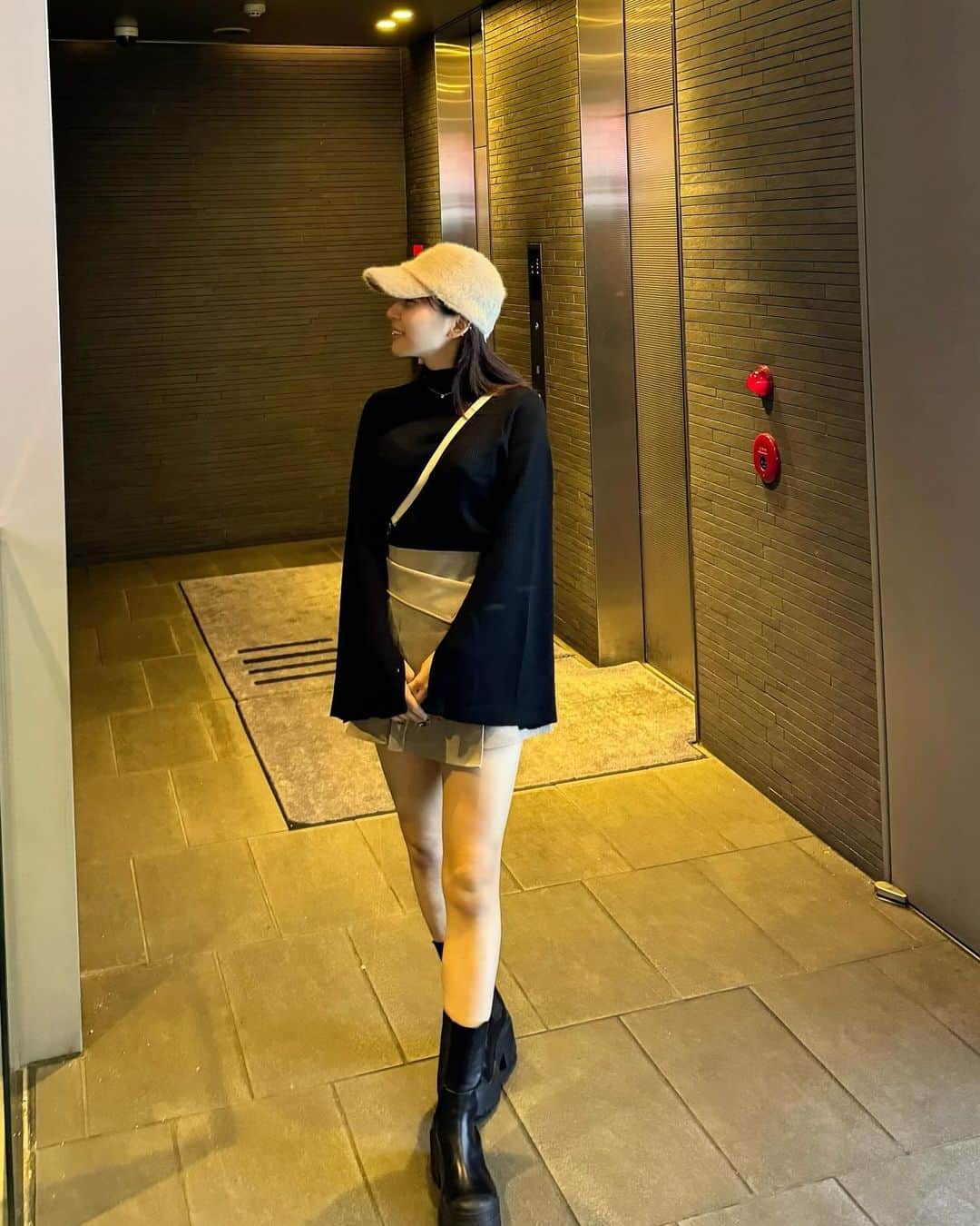 のインスタグラム：「T君が撮ってくれた今日のコーデ🩷 すっぴんだったけどこの服だとオシャレしてるみたいに見える😳 実はトップスもスカートも @grl_official ✨✨ GRLで6万円分ぐらい買ったんだけど大成功しすぎて激アツ🥺 YouTubeでまた動画にしたいなぁって思ってるからお楽しみに☺️💭」