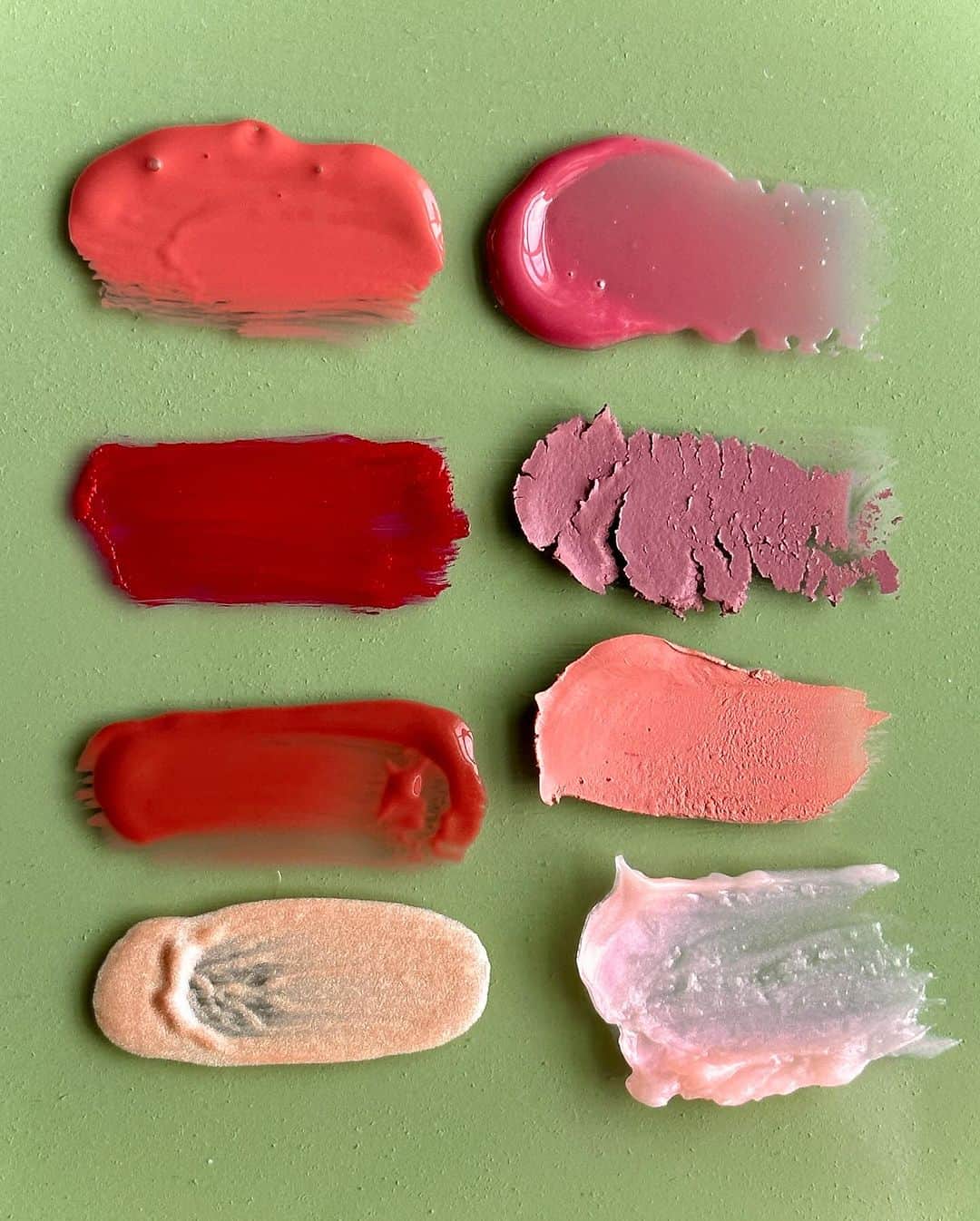 ペオニー・リムのインスタグラム：「TEXTURE • lips and bits  Left row ⬇️ @westmanatelier squeaky clean liquid lip balm - petal @glossier soft touch lip crème - jet  @rarebeauty blush - worth @charlottetilbury Hollywood beauty light wand - spotlight   Right row ⬇️ @narsissist afterglow liquid blush - dolce vita  @emcosmetics pillow plush blush - tickled  @hourglasscosmetics vanish blush - devoted  @meccacosmetica lip de-luscious   Includes press samples  #peonylimbeauty」