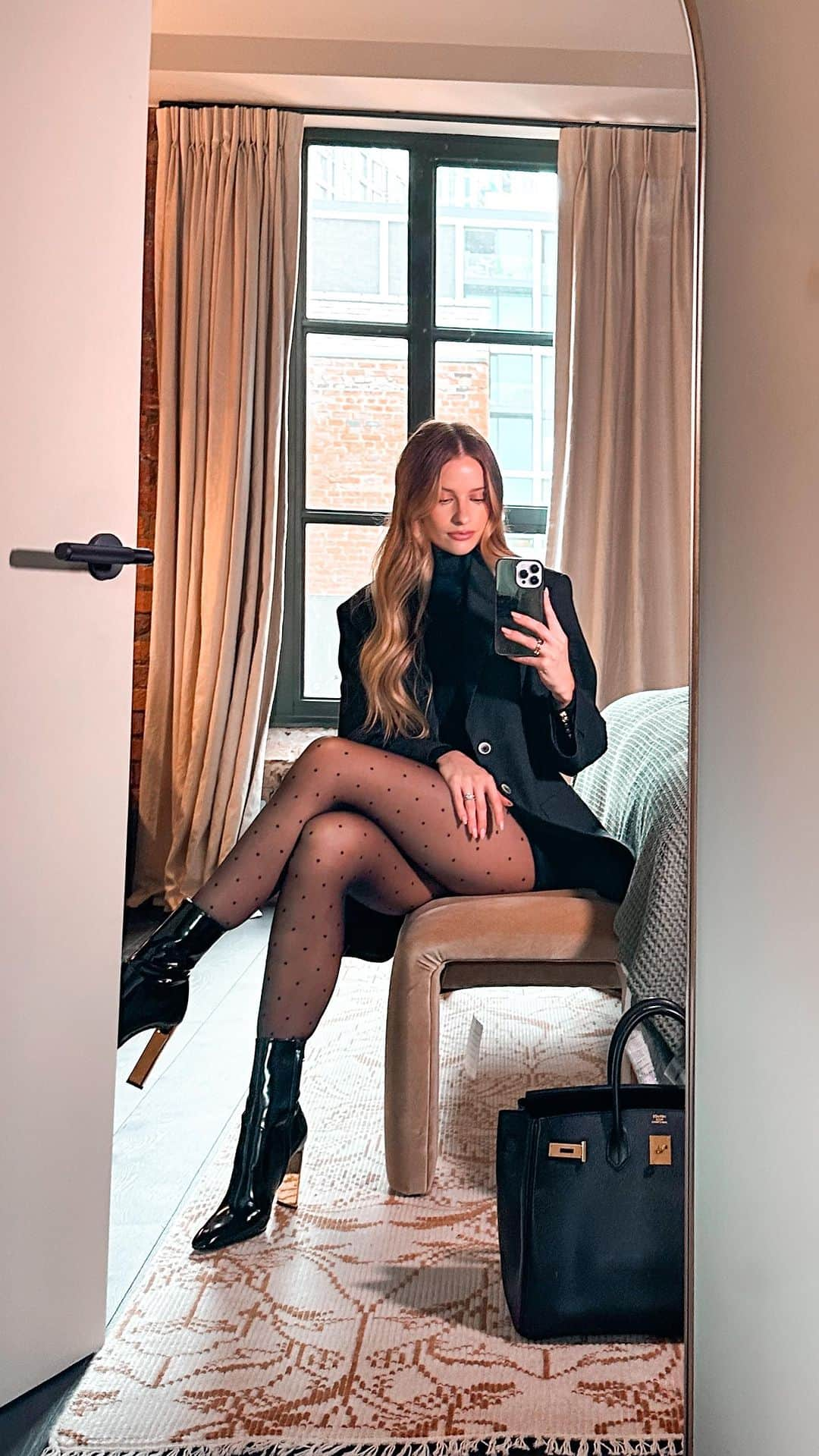 ビクトリアのインスタグラム：「Retracing the steps that brought me to where I am today. Meeting my husband, starting my degree, finishing my PhD and starting my career, from place to place along the streets of Manchester. I can’t wait to make the next step forward! (wearing @Calzedonia of course) 🥹 #calzedonia #EveryStepIsAStepForward {AD}」