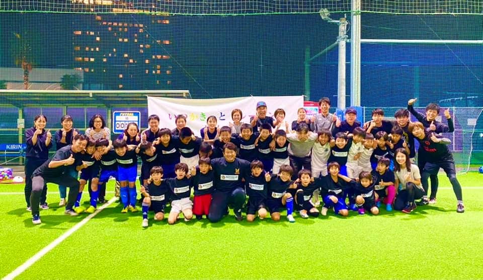 畑喜美夫さんのインスタグラム写真 - (畑喜美夫Instagram)「本日のボトムアップサッカースクールは伊藤トレーナー、いつかさんに来て頂きボトムアップ✖︎親子コミュニケーション‼️  めちゃくちゃ良かったなー！  いいねー👍とチャーンス‼️  最高でした‼️  またタイミング良い時に開きます‼️  #ボトムアップ  #ボトムアップ理論  #畑喜美夫  #畑喜美夫先生  #ボトムアップパーソンズ協会  #ボトムアップパーソンズ  #みんなが主役  #みんなで成長  #教え子  #マネジメント  #リーダー  #リーダーシップ #選手主役 #人間力  #セミナー  #講演会  #高校サッカー  #広島  #全員リーダー制 #instagram  #可能性  #日本  #発見」11月6日 0時24分 - kimio.hata