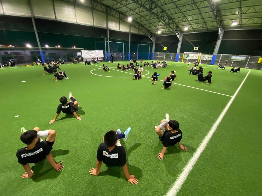 畑喜美夫さんのインスタグラム写真 - (畑喜美夫Instagram)「本日のボトムアップサッカースクールは伊藤トレーナー、いつかさんに来て頂きボトムアップ✖︎親子コミュニケーション‼️  めちゃくちゃ良かったなー！  いいねー👍とチャーンス‼️  最高でした‼️  またタイミング良い時に開きます‼️  #ボトムアップ  #ボトムアップ理論  #畑喜美夫  #畑喜美夫先生  #ボトムアップパーソンズ協会  #ボトムアップパーソンズ  #みんなが主役  #みんなで成長  #教え子  #マネジメント  #リーダー  #リーダーシップ #選手主役 #人間力  #セミナー  #講演会  #高校サッカー  #広島  #全員リーダー制 #instagram  #可能性  #日本  #発見」11月6日 0時24分 - kimio.hata