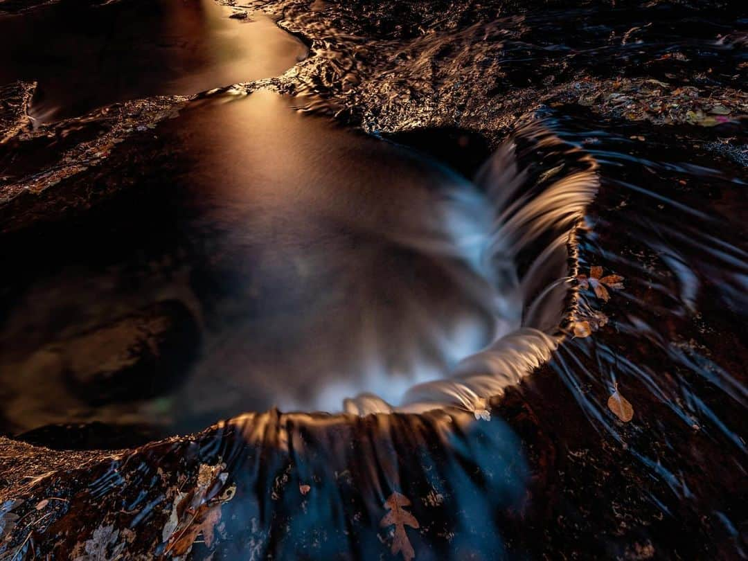 Keith Ladzinskiさんのインスタグラム写真 - (Keith LadzinskiInstagram)「Bounce light warming up the Left Fork stream in Zion National Park. - For @natgeo」11月6日 0時16分 - ladzinski