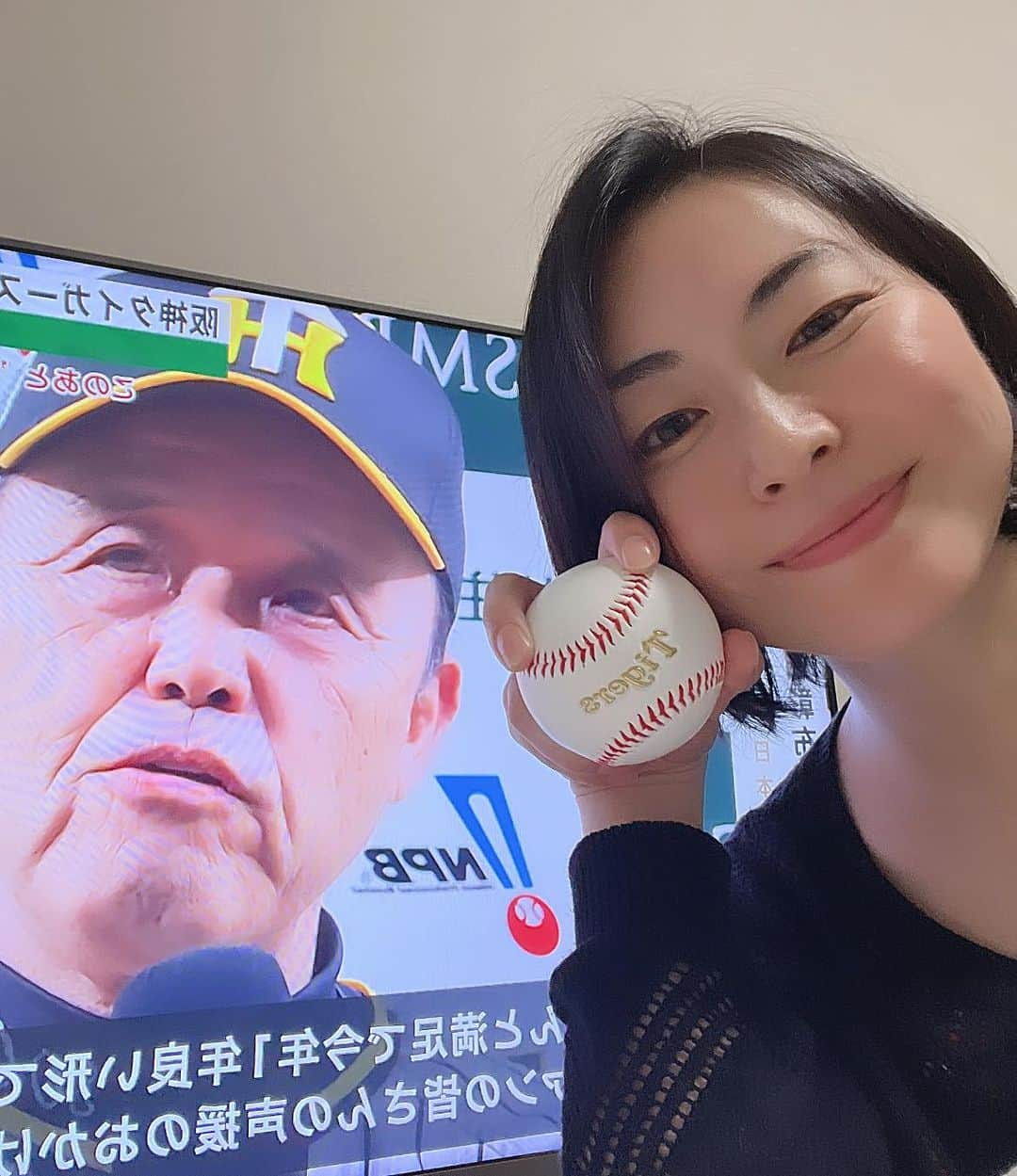 大禅師文子さんのインスタグラム写真 - (大禅師文子Instagram)「優勝ヤター！！！🏆よかったーー！！！🙌 生まれた瞬間からずっと阪神ファンで、生きてるうちに日本一を見られたらいいなとは思っていたけれど。思ったより早かった。 ウソ！長かったーー！！！🤣🤣🤣 小学生の頃、女の子は皆可愛いキャラクターの文房具を使っていたけど、私は真弓選手の下敷きや和田選手のシャーペンを使っていてちょっと変わった女だと言われていたっけ。 弱い阪神も好きだったけど、強い阪神はもっと好き。今日まで生きててよかったーー！！！😆  岡田さん、そして弱い阪神時代を育ててくれたノムさんと星野さんにも感謝です✨」11月6日 0時18分 - daizenjifumiko