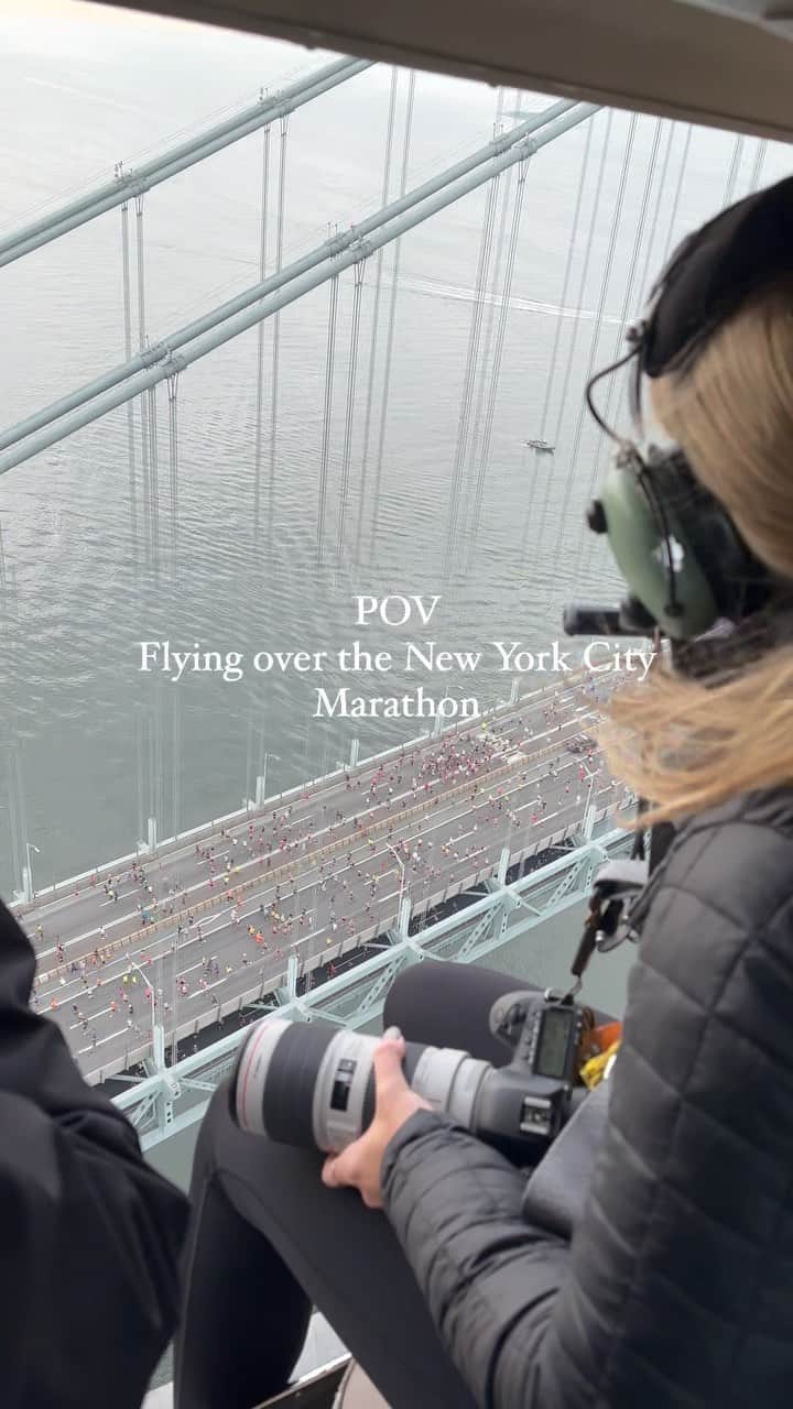 nyonairのインスタグラム：「Soaring above the runners, witnessing their incredible journey! ♥️🚁🏃‍♂️  #reels #nycmarathon #nycmarathon2023 #flynyon #helicopter #nyc」