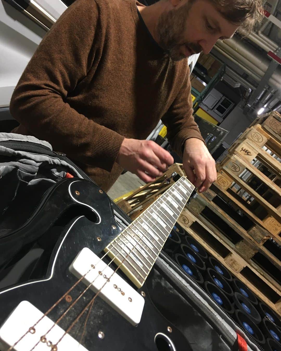 ディアフーフのインスタグラム：「European tour begins today in Utrecht at @tivolivredenburg! Hopefully we’re not as rusty as the strings on the guitar John left here in Europe 5 years ago.」