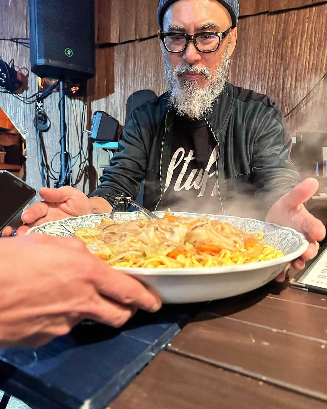 岩崎慧のインスタグラム：「中ジョーさんと、麺料理。 #couch」