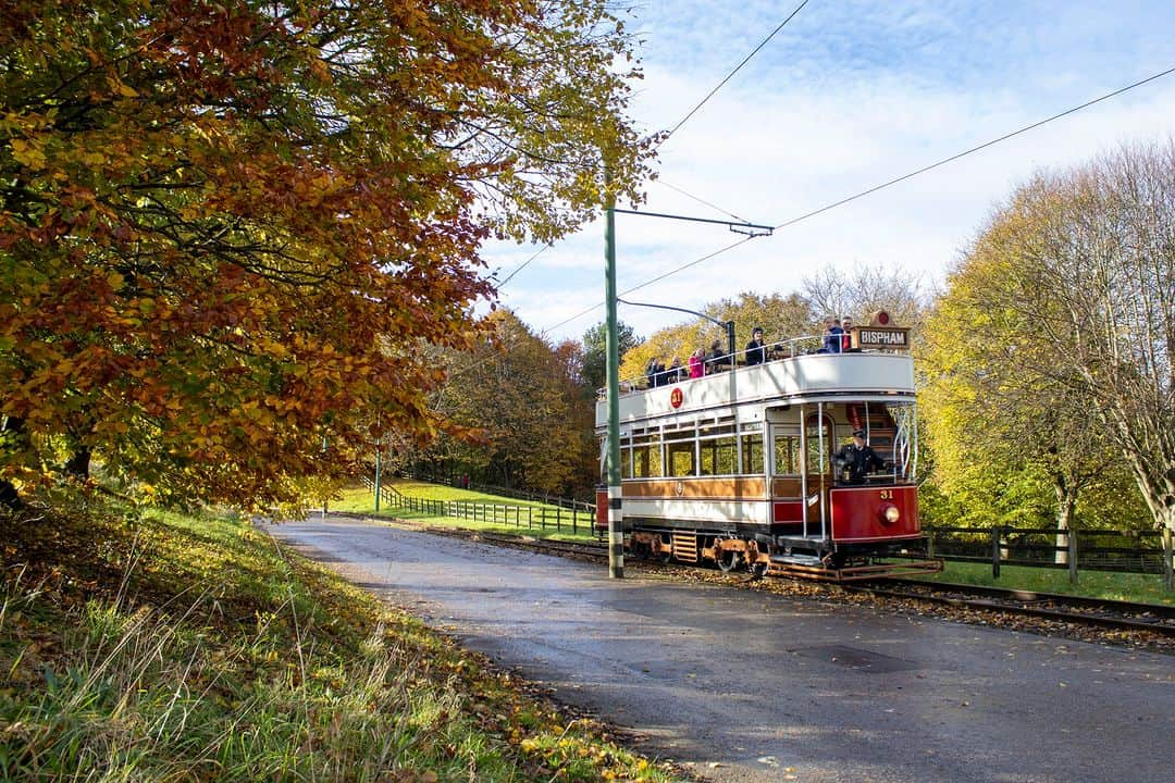 ベーミッシュ美術館さんのインスタグラム写真 - (ベーミッシュ美術館Instagram)「🍂🚋🚌 Picture-perfect autumn at Beamish! 📸🍁 The colourful trees around the museum provide the perfect backdrop for our trams and buses 👌🍂  #Autumn #AutumnTrees #AutumnColours #Tram #Bus #VintageTransport #VintageVehicles #Museum #Durham #NorthEastEngland」11月6日 0時30分 - beamish_museum