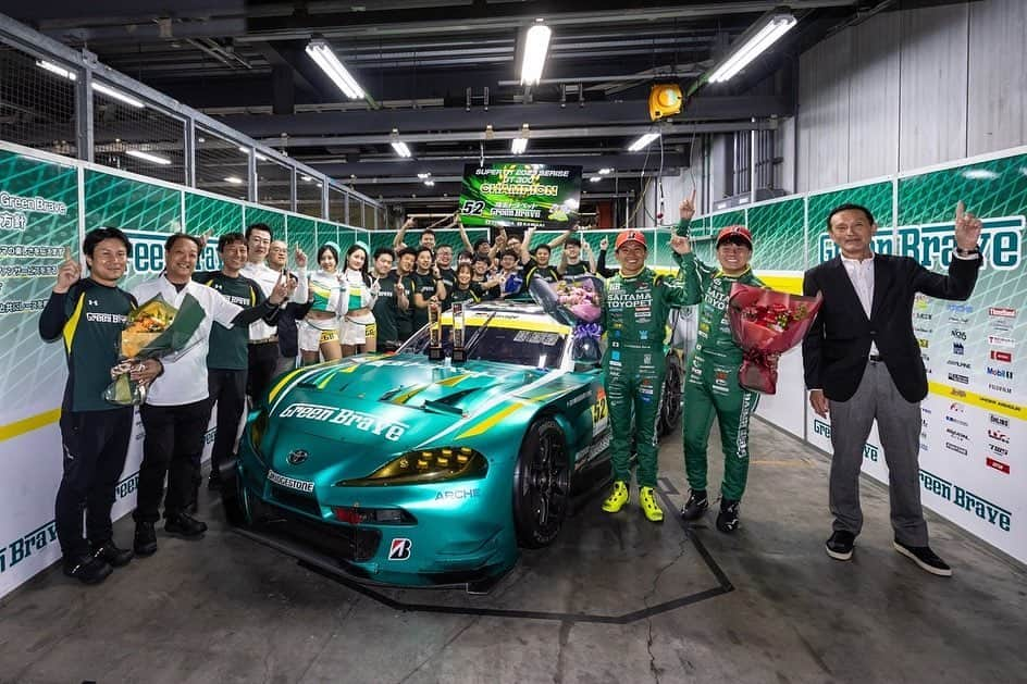 五十嵐みさのインスタグラム：「. SUPER GT Rd.8🏎 最終戦にて願い続けたシリーズチャンピオンを獲得しました😭💚 . 去年は何度も惜しいところでチャンスを逃し、ちょうど一年前の最終戦で絶対に来年こそは！と心に決めてここまできました。 . 日本最高峰のSUPER GTというカテゴリーのレースで、レースクイーンとしては6年目でしたが、埼玉トヨペットGreen Braveの レースクイーンとして活動し2年目🟢 常にかっこいい走りを見せてくれるドライバーさん、完璧な作業をこなすメカニックのみなさん、いつも温かく見守りながら気にかけてくださるチームスタッフのみなさんに囲まれ、あっという間にGBへの愛が強まっていました。 . 今日のレースが終わり、吉田選手、川合選手のインタビューでは涙する姿も見られ、本当にいろんな思いをもってここまで闘ってこられたんだなと改めて実感しました。 . こんなに強くてかっこいい最高のチームでレースクイーンとして携われたこと、一番近くで応援できたことが一生の宝物です👑 . 来週末はいよいよSUPER耐久も最終戦となります💪 2冠はすでに確定していますが、最後まで全力で応援して悔いのないように今シーズンの本当の終わりを迎えたいと思います。 . 引き続きよろしくお願いします🍀 . #SUPERGT#スーパーgt#埼玉トヨペット#greenbrave#52号車#シリーズチャンピオン#優勝#モータースポーツ#レースクイーン#racequeen#サーキット#レース#grsupra#一眼レフ#ポートレート#最終戦#埼玉トヨペットサポーターズ」