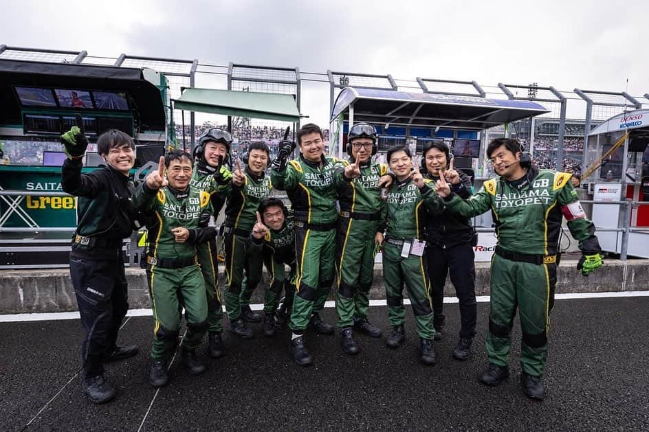 五十嵐みささんのインスタグラム写真 - (五十嵐みさInstagram)「. SUPER GT Rd.8🏎 最終戦にて願い続けたシリーズチャンピオンを獲得しました😭💚 . 去年は何度も惜しいところでチャンスを逃し、ちょうど一年前の最終戦で絶対に来年こそは！と心に決めてここまできました。 . 日本最高峰のSUPER GTというカテゴリーのレースで、レースクイーンとしては6年目でしたが、埼玉トヨペットGreen Braveの レースクイーンとして活動し2年目🟢 常にかっこいい走りを見せてくれるドライバーさん、完璧な作業をこなすメカニックのみなさん、いつも温かく見守りながら気にかけてくださるチームスタッフのみなさんに囲まれ、あっという間にGBへの愛が強まっていました。 . 今日のレースが終わり、吉田選手、川合選手のインタビューでは涙する姿も見られ、本当にいろんな思いをもってここまで闘ってこられたんだなと改めて実感しました。 . こんなに強くてかっこいい最高のチームでレースクイーンとして携われたこと、一番近くで応援できたことが一生の宝物です👑 . 来週末はいよいよSUPER耐久も最終戦となります💪 2冠はすでに確定していますが、最後まで全力で応援して悔いのないように今シーズンの本当の終わりを迎えたいと思います。 . 引き続きよろしくお願いします🍀 . #SUPERGT#スーパーgt#埼玉トヨペット#greenbrave#52号車#シリーズチャンピオン#優勝#モータースポーツ#レースクイーン#racequeen#サーキット#レース#grsupra#一眼レフ#ポートレート#最終戦#埼玉トヨペットサポーターズ」11月6日 0時33分 - misa_1228