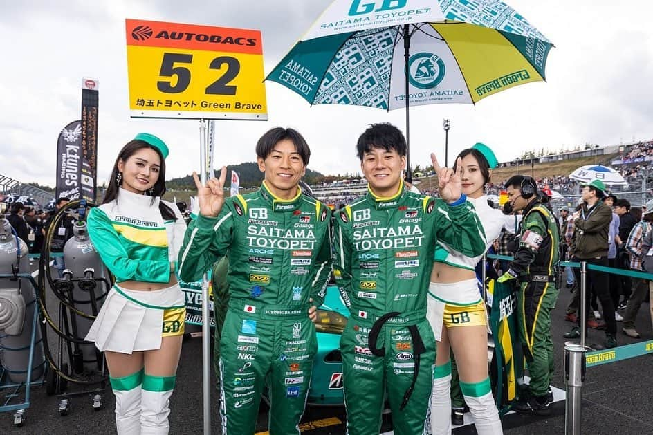 五十嵐みささんのインスタグラム写真 - (五十嵐みさInstagram)「. SUPER GT Rd.8🏎 最終戦にて願い続けたシリーズチャンピオンを獲得しました😭💚 . 去年は何度も惜しいところでチャンスを逃し、ちょうど一年前の最終戦で絶対に来年こそは！と心に決めてここまできました。 . 日本最高峰のSUPER GTというカテゴリーのレースで、レースクイーンとしては6年目でしたが、埼玉トヨペットGreen Braveの レースクイーンとして活動し2年目🟢 常にかっこいい走りを見せてくれるドライバーさん、完璧な作業をこなすメカニックのみなさん、いつも温かく見守りながら気にかけてくださるチームスタッフのみなさんに囲まれ、あっという間にGBへの愛が強まっていました。 . 今日のレースが終わり、吉田選手、川合選手のインタビューでは涙する姿も見られ、本当にいろんな思いをもってここまで闘ってこられたんだなと改めて実感しました。 . こんなに強くてかっこいい最高のチームでレースクイーンとして携われたこと、一番近くで応援できたことが一生の宝物です👑 . 来週末はいよいよSUPER耐久も最終戦となります💪 2冠はすでに確定していますが、最後まで全力で応援して悔いのないように今シーズンの本当の終わりを迎えたいと思います。 . 引き続きよろしくお願いします🍀 . #SUPERGT#スーパーgt#埼玉トヨペット#greenbrave#52号車#シリーズチャンピオン#優勝#モータースポーツ#レースクイーン#racequeen#サーキット#レース#grsupra#一眼レフ#ポートレート#最終戦#埼玉トヨペットサポーターズ」11月6日 0時33分 - misa_1228