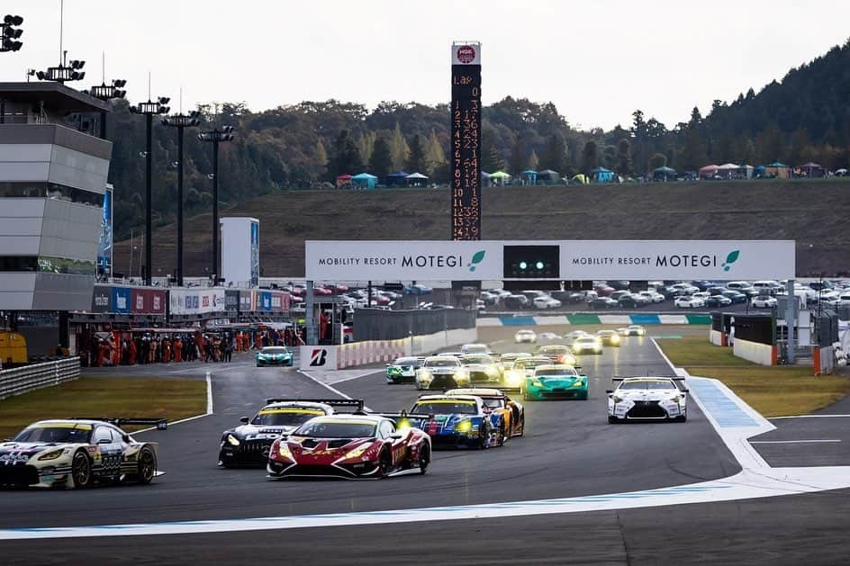 五十嵐みささんのインスタグラム写真 - (五十嵐みさInstagram)「. SUPER GT Rd.8🏎 最終戦にて願い続けたシリーズチャンピオンを獲得しました😭💚 . 去年は何度も惜しいところでチャンスを逃し、ちょうど一年前の最終戦で絶対に来年こそは！と心に決めてここまできました。 . 日本最高峰のSUPER GTというカテゴリーのレースで、レースクイーンとしては6年目でしたが、埼玉トヨペットGreen Braveの レースクイーンとして活動し2年目🟢 常にかっこいい走りを見せてくれるドライバーさん、完璧な作業をこなすメカニックのみなさん、いつも温かく見守りながら気にかけてくださるチームスタッフのみなさんに囲まれ、あっという間にGBへの愛が強まっていました。 . 今日のレースが終わり、吉田選手、川合選手のインタビューでは涙する姿も見られ、本当にいろんな思いをもってここまで闘ってこられたんだなと改めて実感しました。 . こんなに強くてかっこいい最高のチームでレースクイーンとして携われたこと、一番近くで応援できたことが一生の宝物です👑 . 来週末はいよいよSUPER耐久も最終戦となります💪 2冠はすでに確定していますが、最後まで全力で応援して悔いのないように今シーズンの本当の終わりを迎えたいと思います。 . 引き続きよろしくお願いします🍀 . #SUPERGT#スーパーgt#埼玉トヨペット#greenbrave#52号車#シリーズチャンピオン#優勝#モータースポーツ#レースクイーン#racequeen#サーキット#レース#grsupra#一眼レフ#ポートレート#最終戦#埼玉トヨペットサポーターズ」11月6日 0時33分 - misa_1228