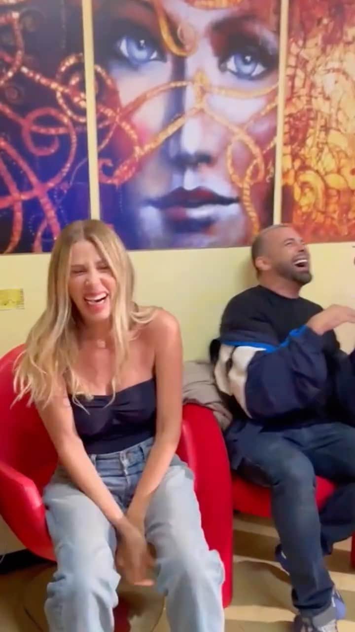 Alessia Marcuzziのインスタグラム：「Scaldati Ale…  @lucatommassinidreamer 🤣😂 #boomerissima #domenicain」