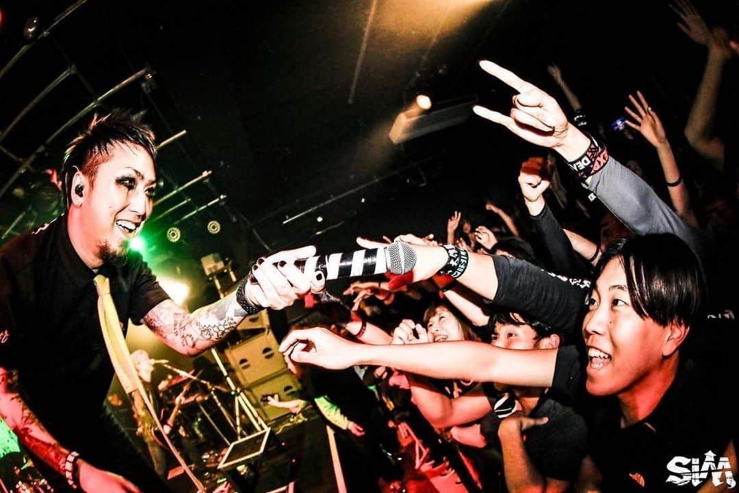 のインスタグラム：「“PLAYDEAD” WORLD TOUR SEASON 1 at 青森Quarter  ありがとうございました！  Photo by @koheisuzukiphoto   #SiM #SiM6th #playdead」