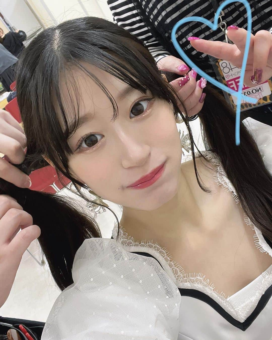 上西怜さんのインスタグラム写真 - (上西怜Instagram)「⠀ #NMB48 #写メ会  ありがとうございました📷🩵 ⠀ ⠀ いろんなポーズして、お話もできて とっても楽しい時間でした🌼 会いにきてくれてありがとう〜！ また、会えますように☺️🫧 ⠀ ⠀ 「渚サイコー！」の衣装で皆さんと写メ撮れて めっちゃ嬉しかったです🐈 メイクさんにいろんなかわいいヘアアレンジもしていただきました💄👩🏻 ⠀ 今日撮った写メ大切にしてね〜🥰 ⠀ ⠀ ⠀ ⠀ ⠀ #渚サイコー！ #アイドル #衣装 #ツインテール #三つ編み #編み込み #ハーフアップ #ハーフツイン #ストレート #ヘアアレンジ」11月6日 0時36分 - jonishi_rei