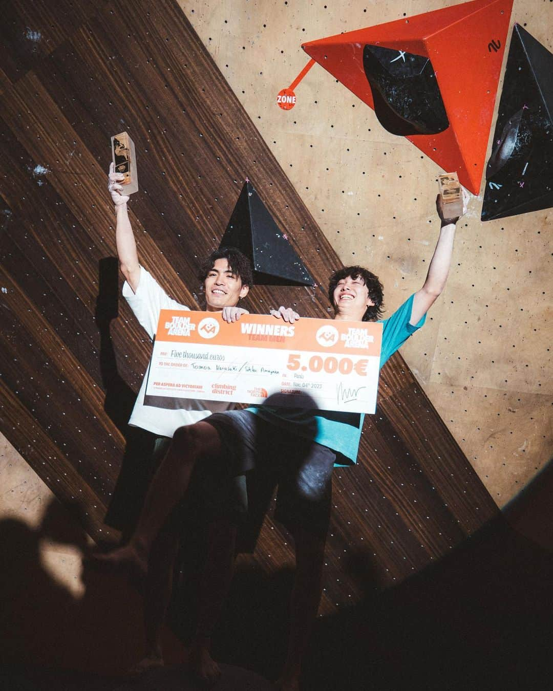 楢崎智亜のインスタグラム：「Paris never disappointed!!😈🇫🇷 I'm so psyched to win “TeamBoulderArena” with @sohta_amagasa 👑 The format this time were new and it was a hard mental battle! It was a great opportunity and gave me my best performance. Thank you to every involved who invited me to this wonderful competition. All the boulders, the crowed, and the atmosphere were AWESOME!🔥🔥  My european journey continues...  パリで行われた招待大会で優勝👑 課題もルールも全てが面白かったです。 招待してくださりありがとうございました！ そして颯太、ペア組んでくれてありがとう！！  gym / @climbingdistrict  photo / @lami.victor @signarthur_ @sandler.anya —————————————————————————— #アイディホーム @ufit_official_ @norqain_japan @thenorthfacejp #tnfjp #ザノースフェイス#neverstopexploring @unparallelup @frictionlabs @flathold  @wise.official.japan @freiheit_bouldering」