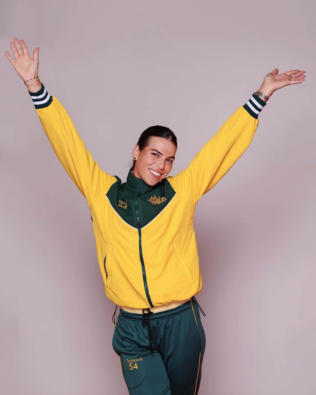 アイラ・トムリャノビッチさんのインスタグラム写真 - (アイラ・トムリャノビッチInstagram)「Read the tracky 💚🇦🇺 💛」11月6日 0時38分 - ajlatom