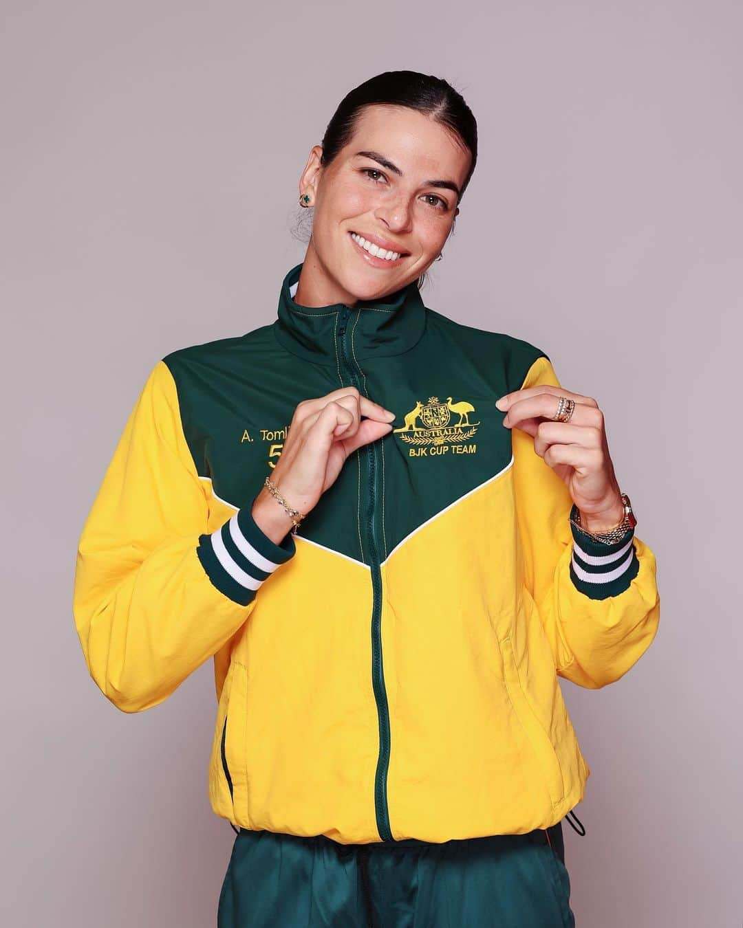 アイラ・トムリャノビッチのインスタグラム：「Read the tracky 💚🇦🇺 💛」